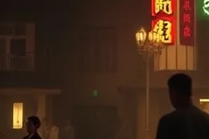 《盐湖列车》剧照：餐车台面反光与窗外盐湖的白色地平线
