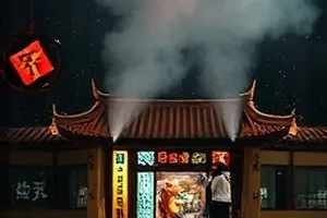 《无声猎场》剧照：手语交流的两人与空旷林间小屋