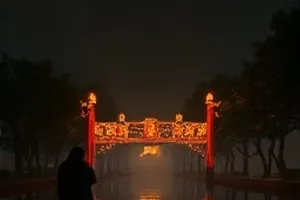 《沙丘信使》剧照：沙丘公路上骑行的信使与远处风塔