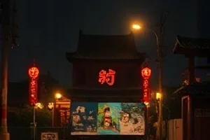 《午夜气象台》剧照：气象雷达屏前的值班员与窗外暴雨